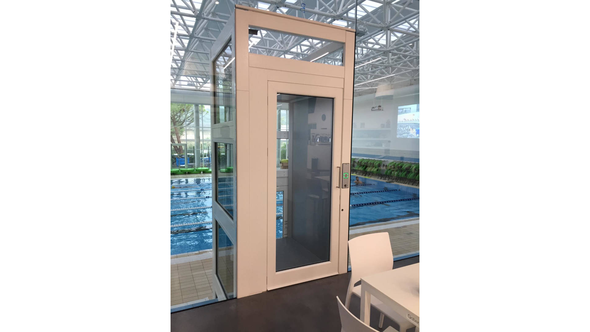 Ascenseur privatif avec structure pour l'accessibilité à la piscine